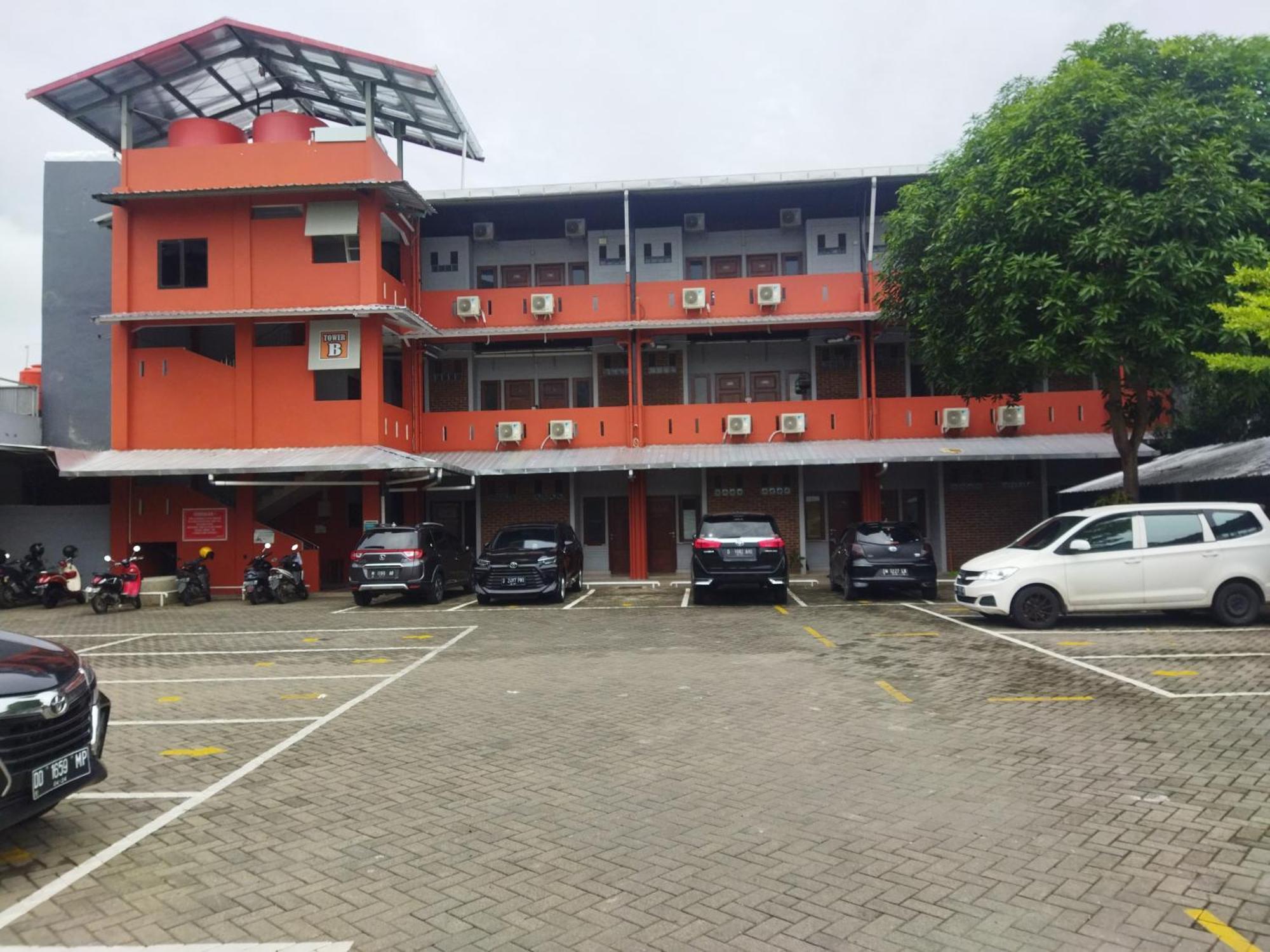 Oyo 92098 Kost Orange Syariah Hotel Makassar Exterior photo