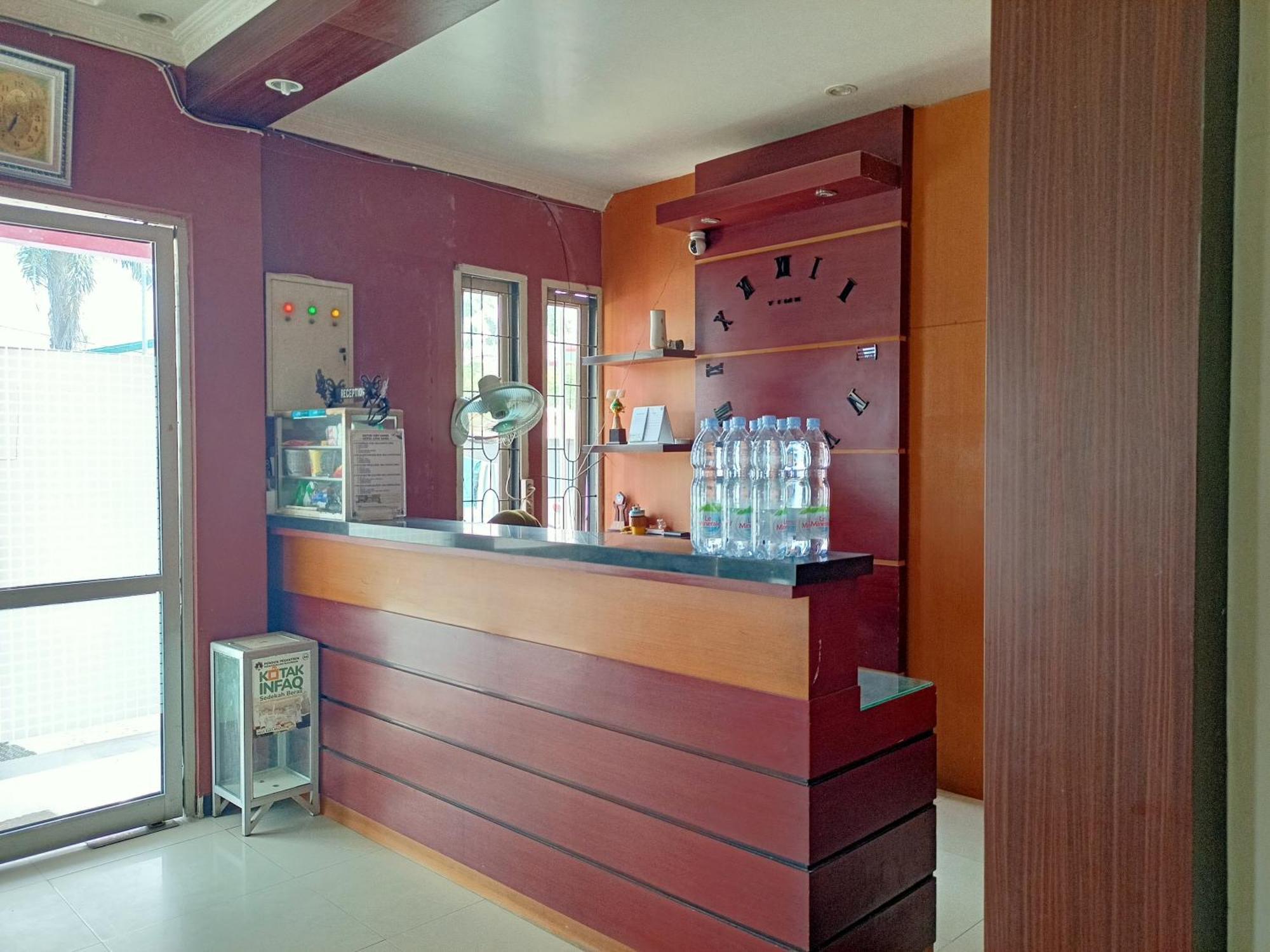Oyo 92098 Kost Orange Syariah Hotel Makassar Exterior photo